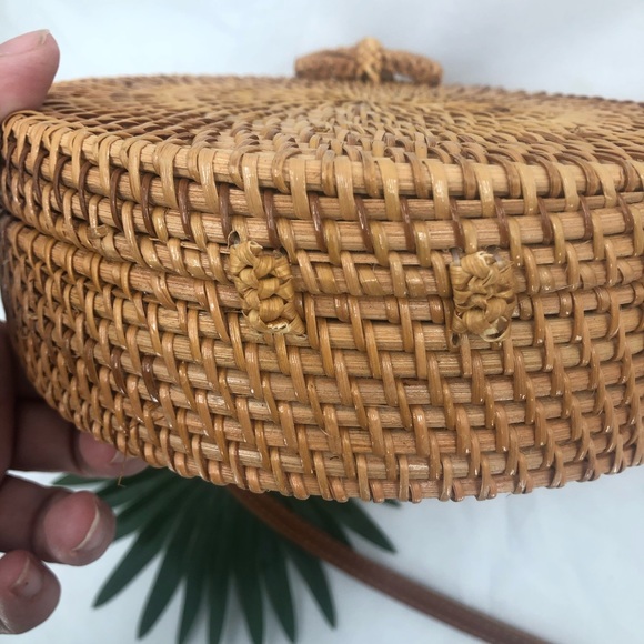 Round Wicker Women’s cross body purse W/handle - Picture 7 of 13